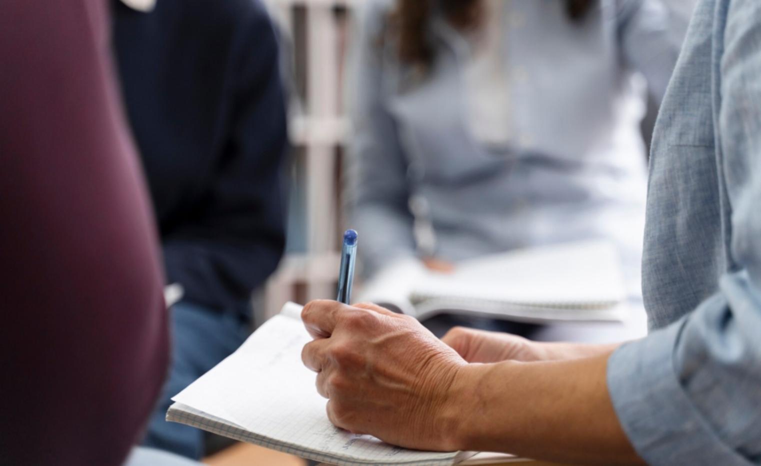 Estudiante aprendiendo fundamentos de hojas de cálculo
